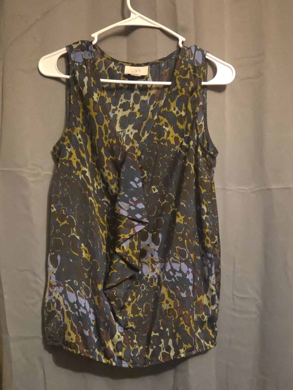 LOFT Sleeveless Ruffle Front Camisole in Olive, Black & Purple Print, Size Small